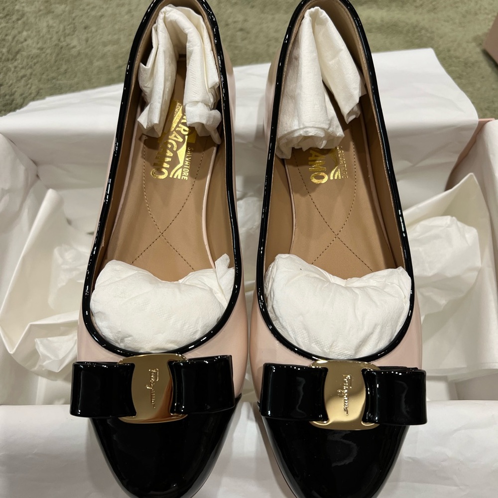 Salvatore Ferragamo Black and Cream Flats size 7.5 brand new